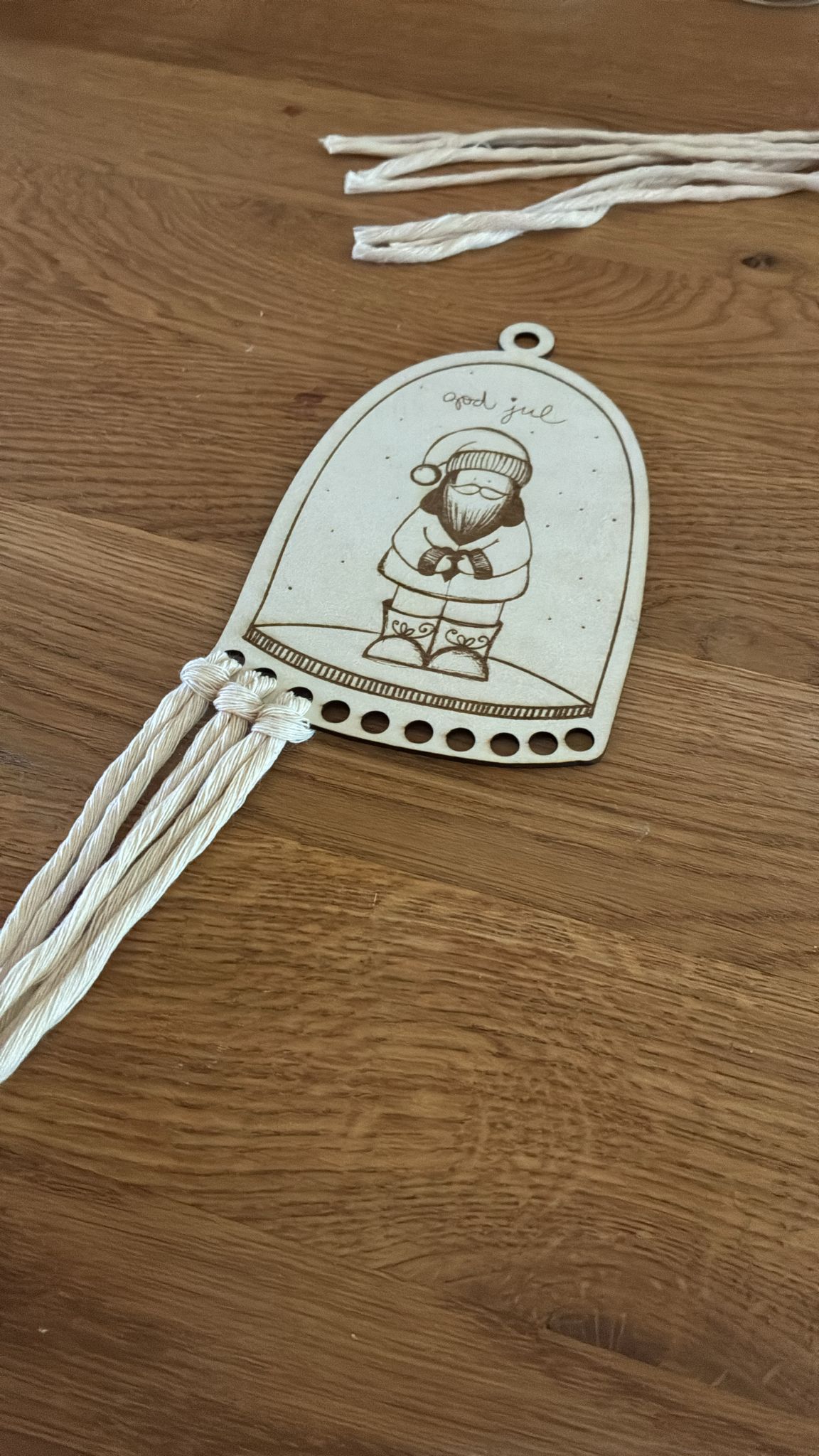 Weihnachtsmann Anhänger Boho, Weihnachtsmann in Schneekugel, Schneekugel, SVG, PNG, Laserdatei, god jul