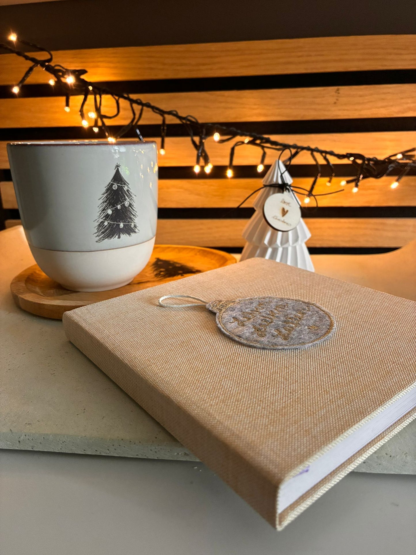 Weihnachtsset, Weihnachtsdatei mit Tannenbaum, Schriftzügen, Zweig und Weihnachtskugeln um Weihnachten zu verschönern, lasern, drucken und sublimieren