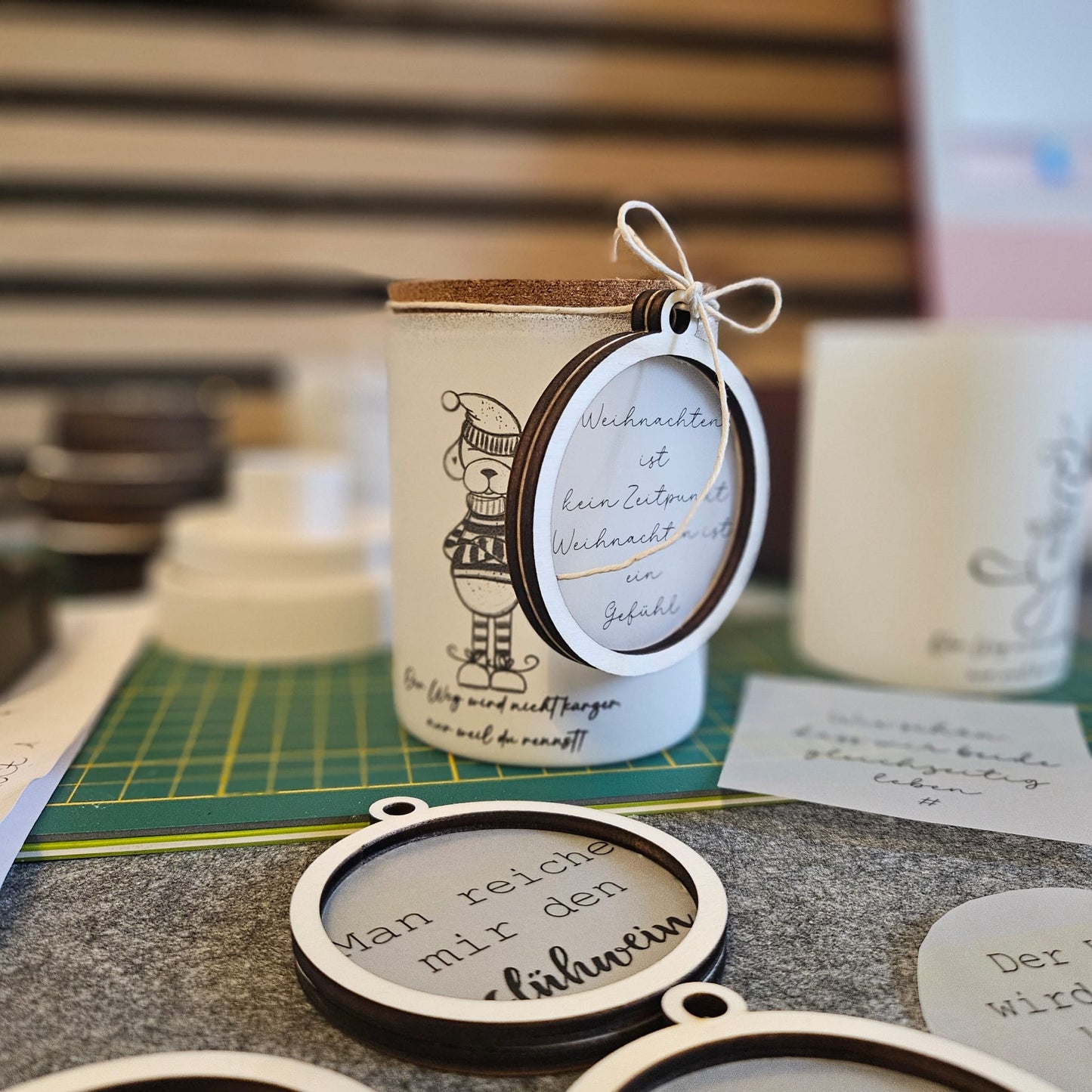 Weihnachtswau, Hund mit Mütze, Weihnachtshund, Laserdatei (Kugelanhänger), svg, png, jpg, print and cut, sublimationsdatei, weihnachten, weihnachtskugel, hund